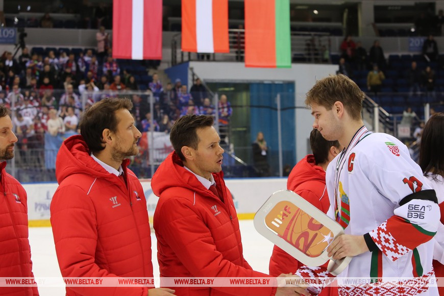 Капитан команды сборной Беларуси Павел Ажгирей поздравляет победителей турнира.