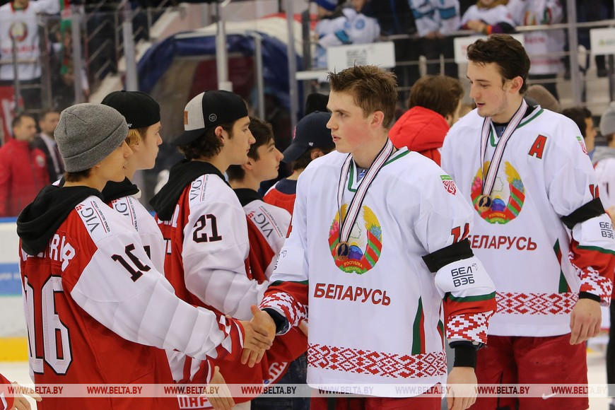 Игроки сборной Беларуси поздравляют победителей - сборную Австрии.