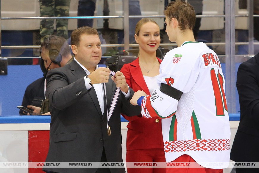 Председатель центрального совета Президентского спортивного клуба Дмитрий Лукашенко вручает бронзовую медаль Егору Буяльскому (Беларусь).