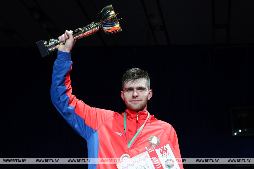 Победитель соревнований в сабле у мужчин Кирилл Кирпичев