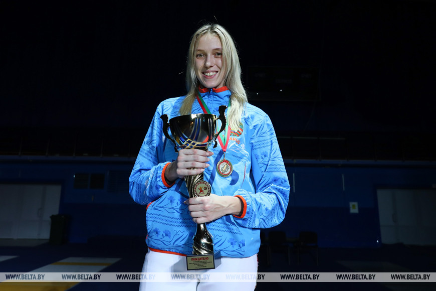 Победитель соревнований в сабле у женщин Анна Иванищенко