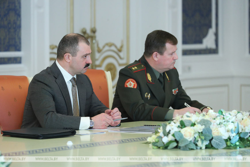 Помощник Президента по национальной безопасности Виктор Лукашенко и государственный секретарь Совета безопасности Андрей Равков