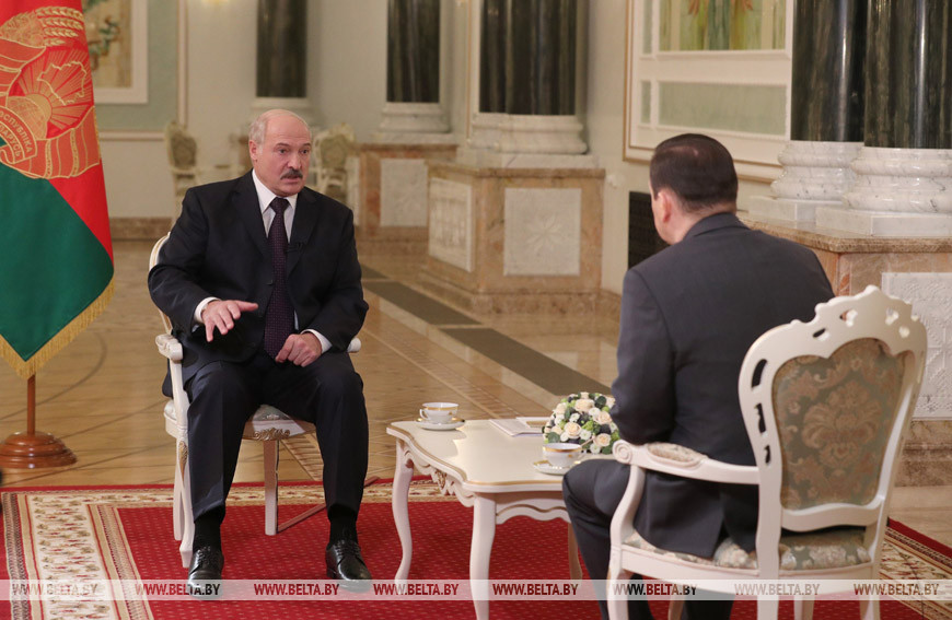 Александр Лукашенко во время интервью