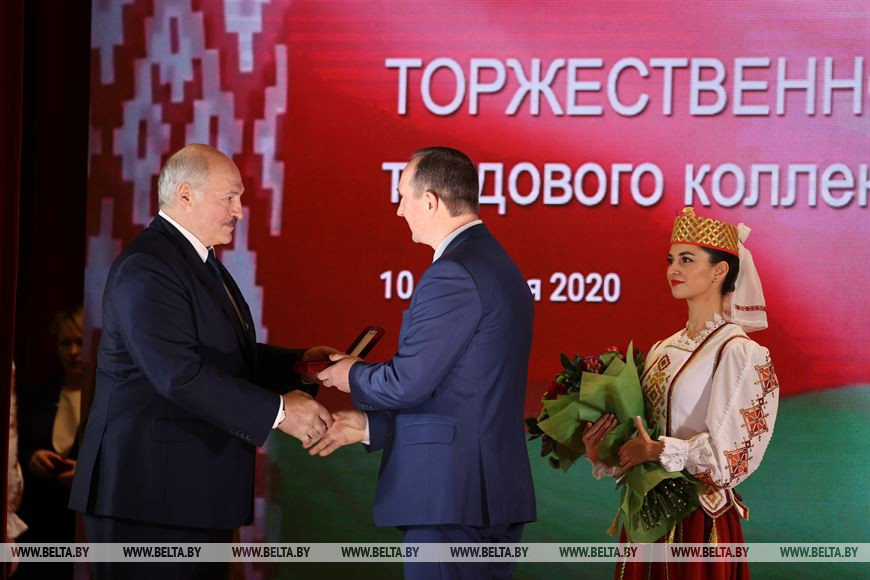 Александр Лукашенко вручает орден Трудовой Славы