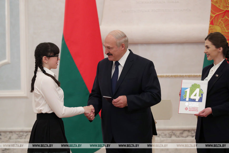 Александр Лукашенко вручил паспорт ученице СШ №3 г. Островца Виктории Шляхтун
