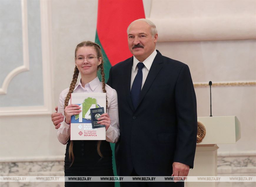 Александр Лукашенко вручил паспорт ученице СШ №12 г. Витебска Елизавете Леоновой