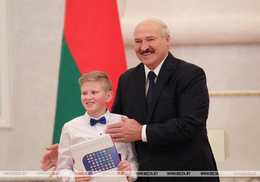 Александр Лукашенко вручил паспорт ученику Раковской СШ Евгению Анисовичу