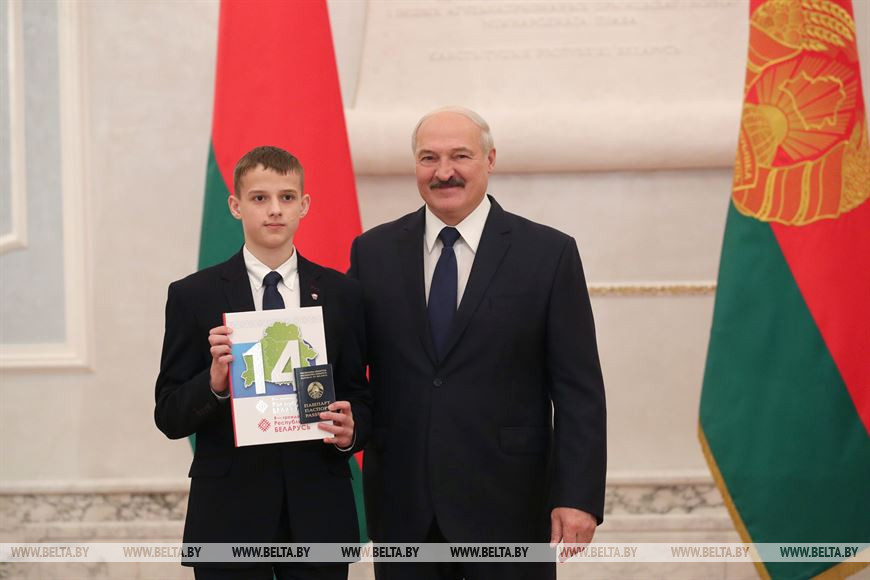 Александр Лукашенко вручил паспорт ученику СШ №9 г. Барановичи Матвею Гольдбергу