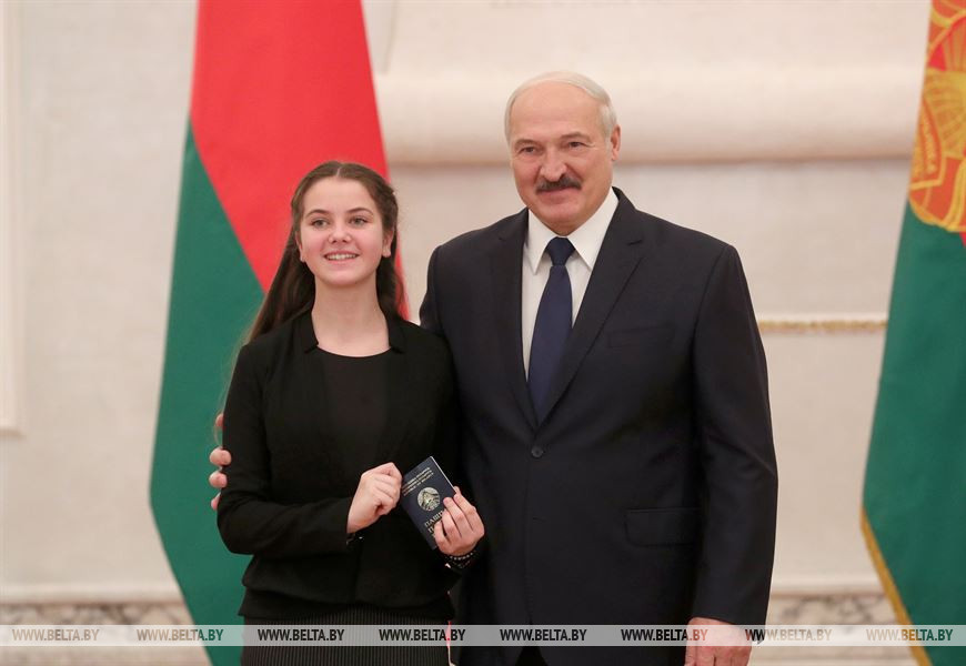 Александр Лукашенко вручил паспорт ученице СШ №4 г. Червеня Виктории Воробей