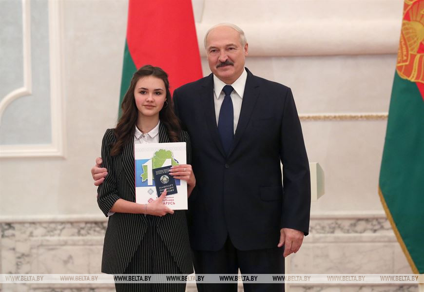Александр Лукашенко вручил паспорт ученице СШ №11 г. Солигорска Алине Докучаевой
