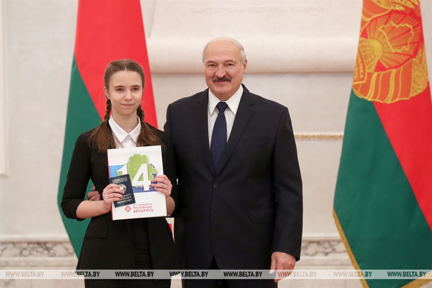 Александр Лукашенко вручил паспорт ученице СШ №1 г. Ганцевичи Полине Голубович