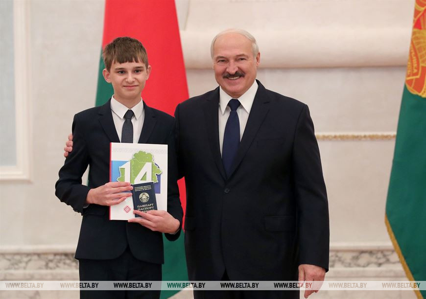 Александр Лукашенко вручил паспорт ученику СШ №18 г. Могилева Владимиру Грабареву