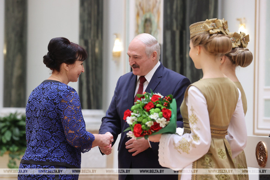 Оператор свиноводческих комплексов совхоза-комбината "Заря" Любовь Денисенко удостоена ордена Почета