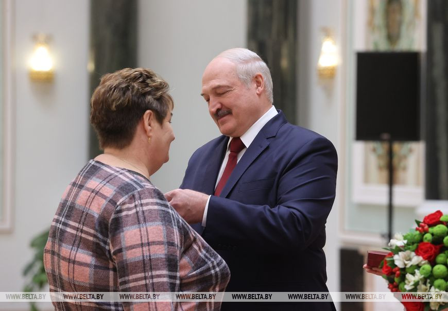 Оператор машинного доения агрокомбината "Снов" Надежда Белякович удостоена ордена Почета