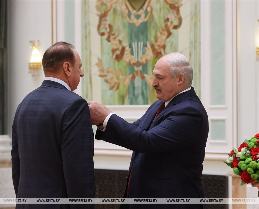 Почетного звания "Заслуженный работник сферы обслуживания" удостоен начальник управления торговли и услуг Брестского горисполкома Яков Родак