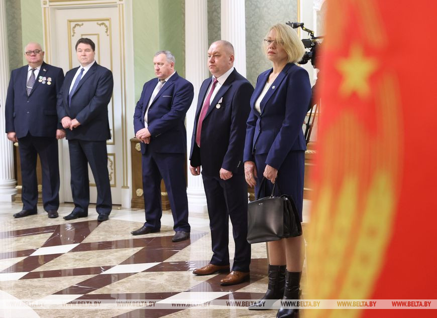 Участники церемонии во время экскурсии во Дворце Независимости