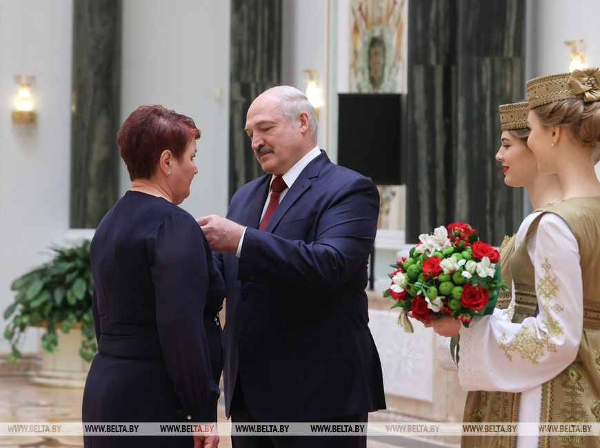 Оператор машинного доения ОАО "Весейский Покров" Наталья Березовская удостоена ордена Почета