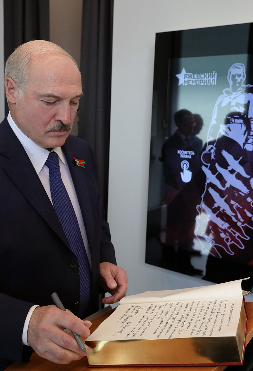Александр Лукашенко расписывается в книге почетных гостей