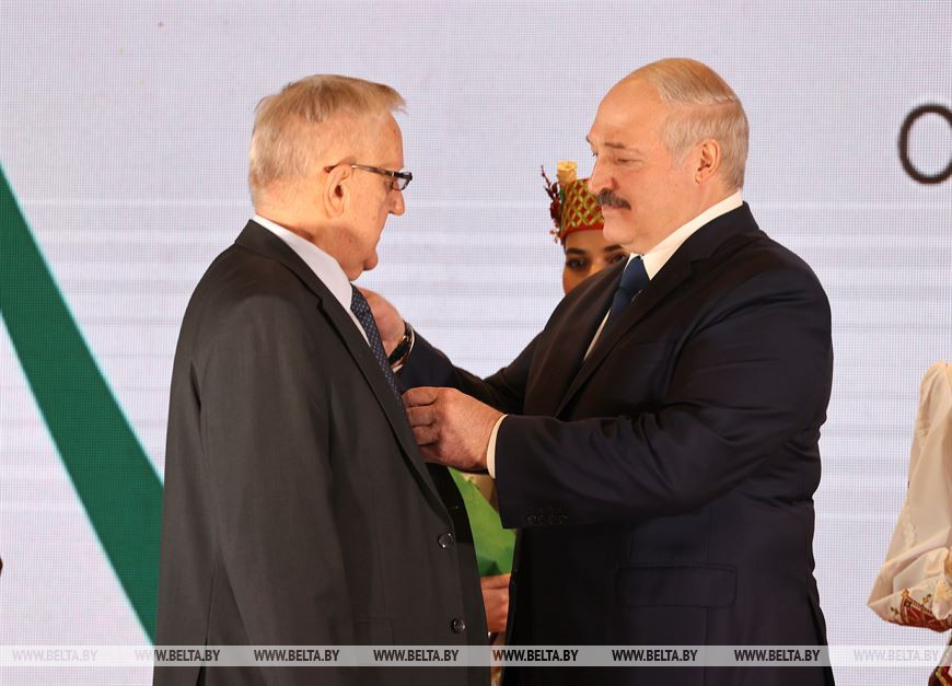 Профессор кафедры конструирования и производства приборов Владимир Минченя награжден орденом Почета