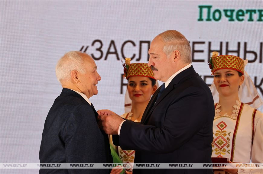 Заведующему кафедрой машиноведения и деталей машин Анатолию Скойбеде Президент вручил диплом о присвоении почетного звания "Заслуженный изобретатель Республики Беларусь"