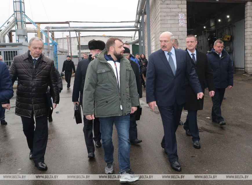 Александр Лукашенко во время посещения шкловских предприятий
