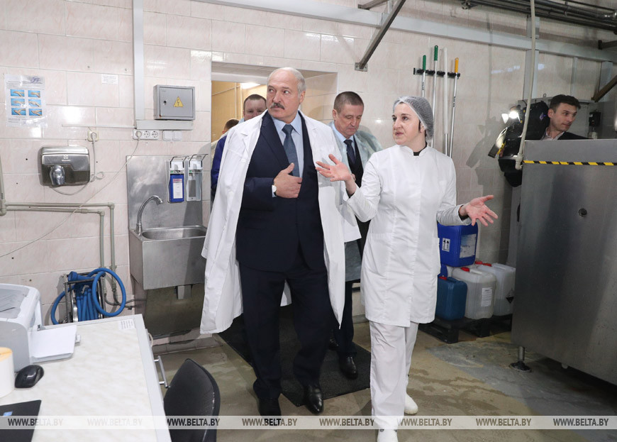 Александр Лукашенко во время посещения маслодельного завода