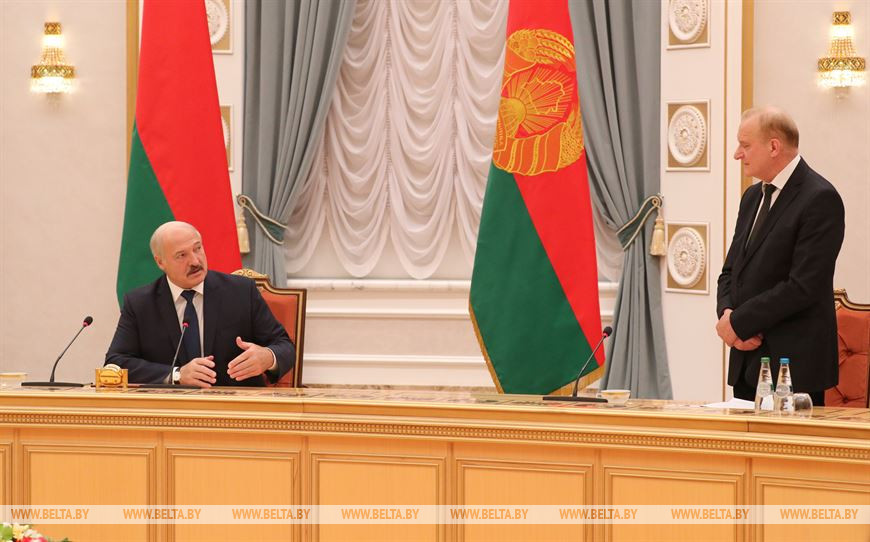 Александр Лукашенко и председатель президиума Национальной академии наук Владимир Гусаков