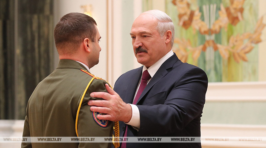Александр Лукашенко вручает Олегу Бойничеву орден "За личное мужество"