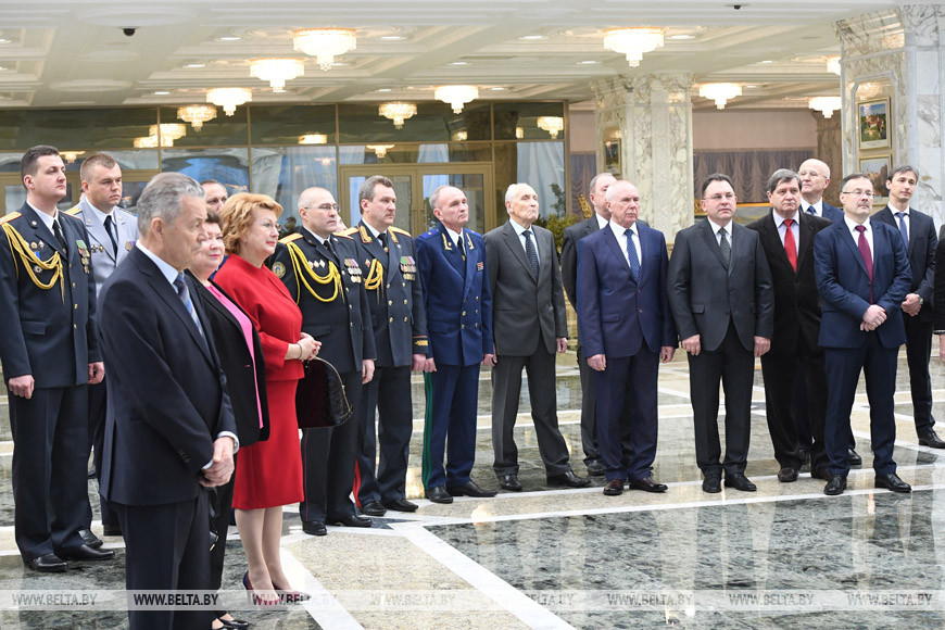 Для участников церемонии вручения госнаград провели экскурсию во Дворце Независимости