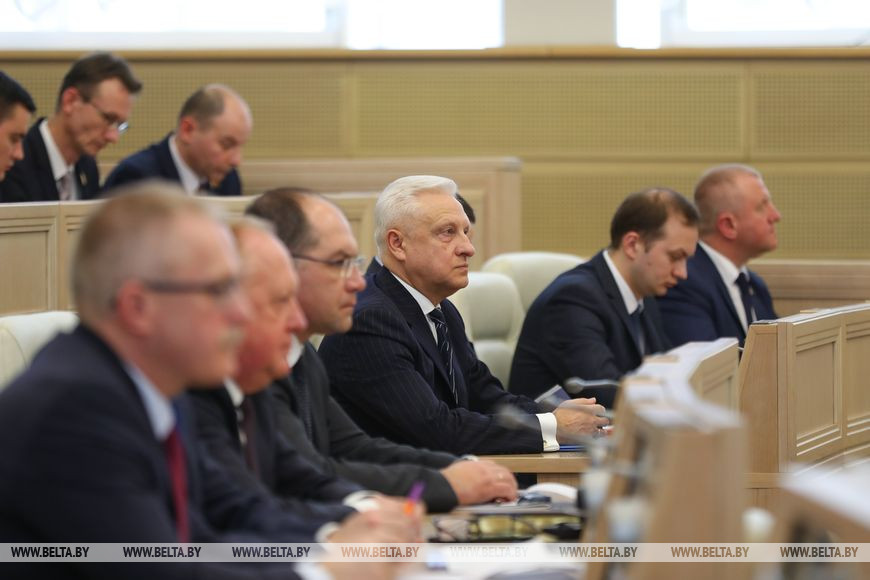 Сергей Рачков (в центре) во время заседания