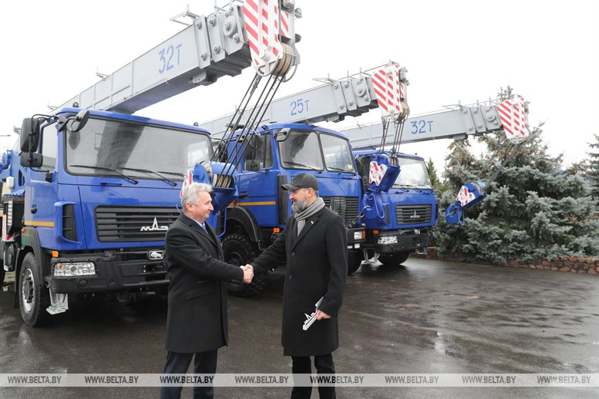 Во время торжественной передачи новых автокранов (слева направо) главный инженер Речицкого управления технологического транспорта Александр Корженевский и начальник управления продаж специальной техники и шасси ОАО "МАЗ Юрий Пивоваров