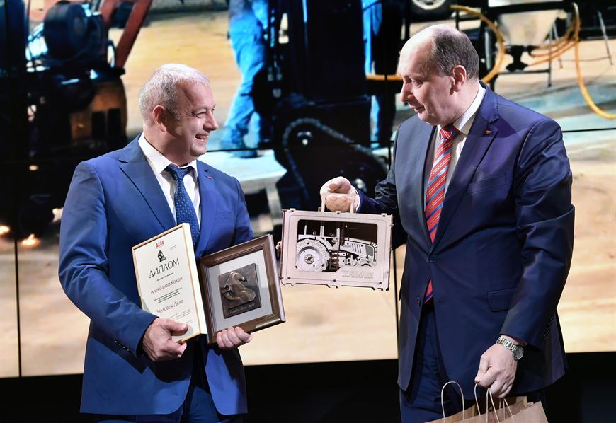Награду Александру Кохану вручает гендиректор МТЗ Виталий Вовк Награду Александру Кохану вручает гендиректор МТЗ Виталий Вовк