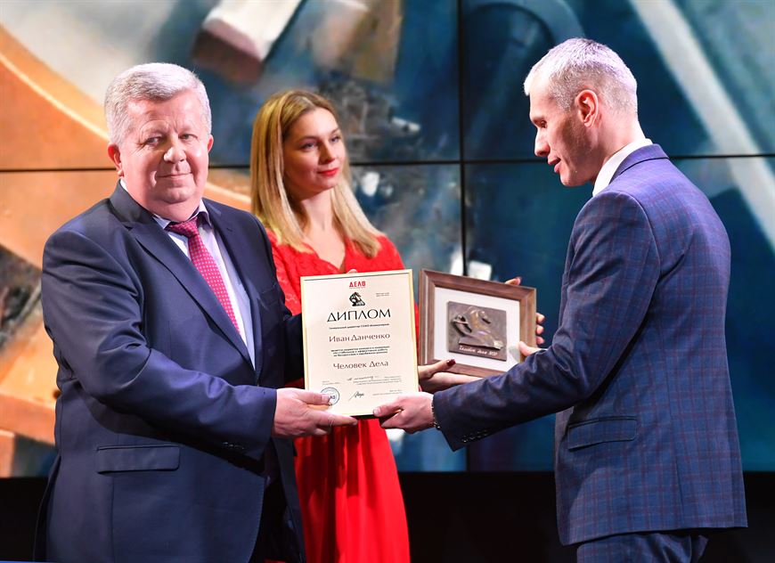 Награду Ивану Данченко вручает Председатель комитета экономики Мингорисполкома Владимир Наумович Награду Ивану Данченко вручает Председатель комитета экономики Мингорисполкома Владимир Наумович