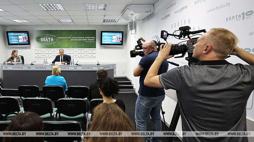 Во время пресс-конференции Во время пресс-конференции