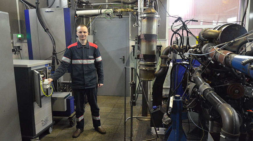 Инженер-конструктор Дмитрий Телюк делает первые шаги в самостоятельной работе с новым оборудованием