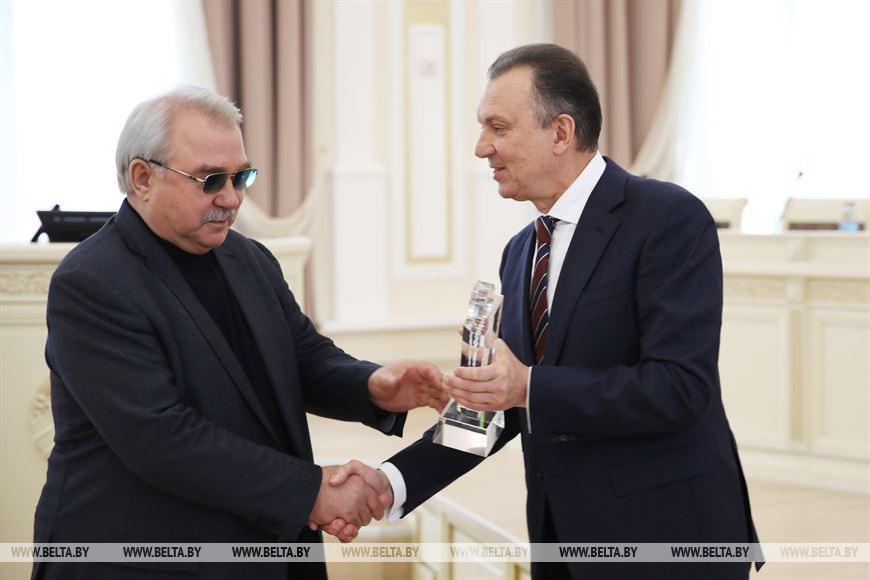 Председатель БелТПП Владимир Улахович вручает награду представителю ОАО "Буровая компания "Дельта" (победитель в номинации "Услуги") Председатель БелТПП Владимир Улахович вручает награду представителю ОАО "Буровая компания "Дельта" (победитель в номинации "Услуги")