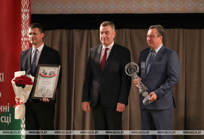 Юрий Назаров вручил награду ОАО "Беларускабель" (г.Мозырь) Юрий Назаров вручил награду ОАО "Беларускабель" (г.Мозырь)