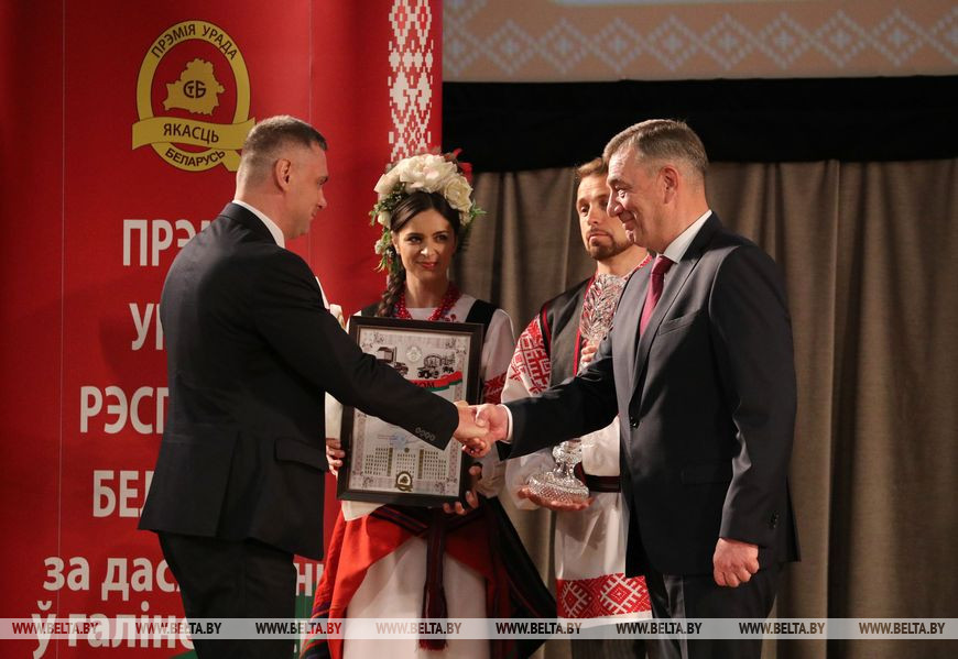 Юрий Назаров вручает награду ОАО "Белагропромбанк" Юрий Назаров вручает награду ОАО "Белагропромбанк"