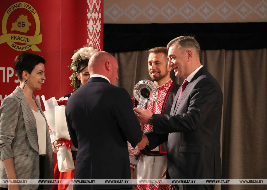 Юрий Назаров вручает награду ООО "Праймилк" Юрий Назаров вручает награду ООО "Праймилк"