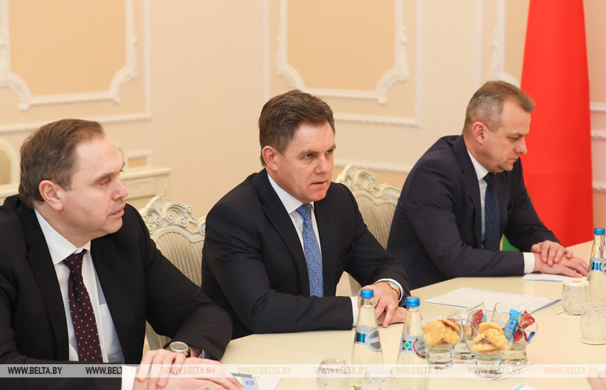 Заместитель премьер-министра Беларуси Игорь Петришенко (в центре) во время встречи