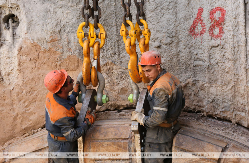 "Алеся" завершила строительство тоннеля метро от "Вокзальной" до "Юбилейной площади". Тоннелепроходческий комплекс готовят к переезду на новую площадку, июнь 2017 года