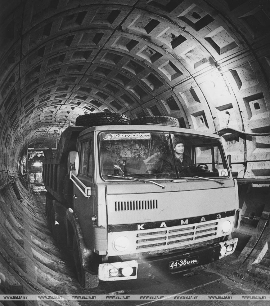 5 мая 1977 года в районе будущей станции "Парк Челюскинцев" начались первые подготовительные работы. А уже 16 июня 1977 года неподалеку от площади Калинина забили первую 13-метровую сваю в будущий котлован