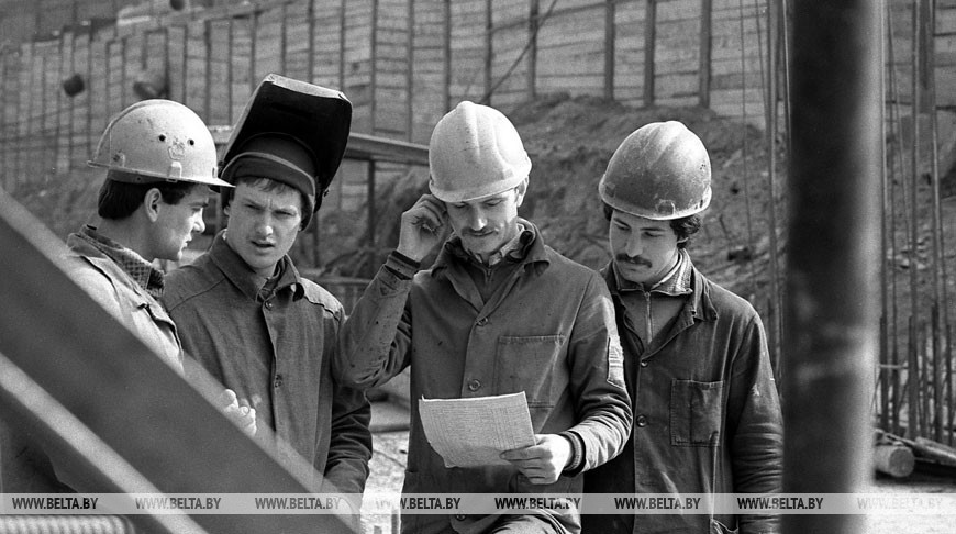 Передовые метростроители комсомольцы (слева направо) В.Тисецкий, А.Селицкий, А.Булат, А.Шарупа на строительстве минского метро, май 1983 года