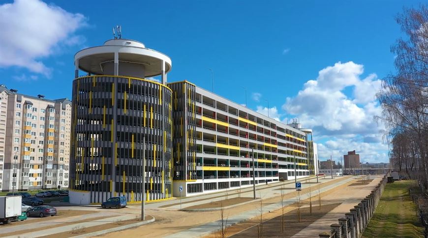 Обустраиваются удобные автостоянки и крытые паркинги Обустраиваются удобные автостоянки и крытые паркинги