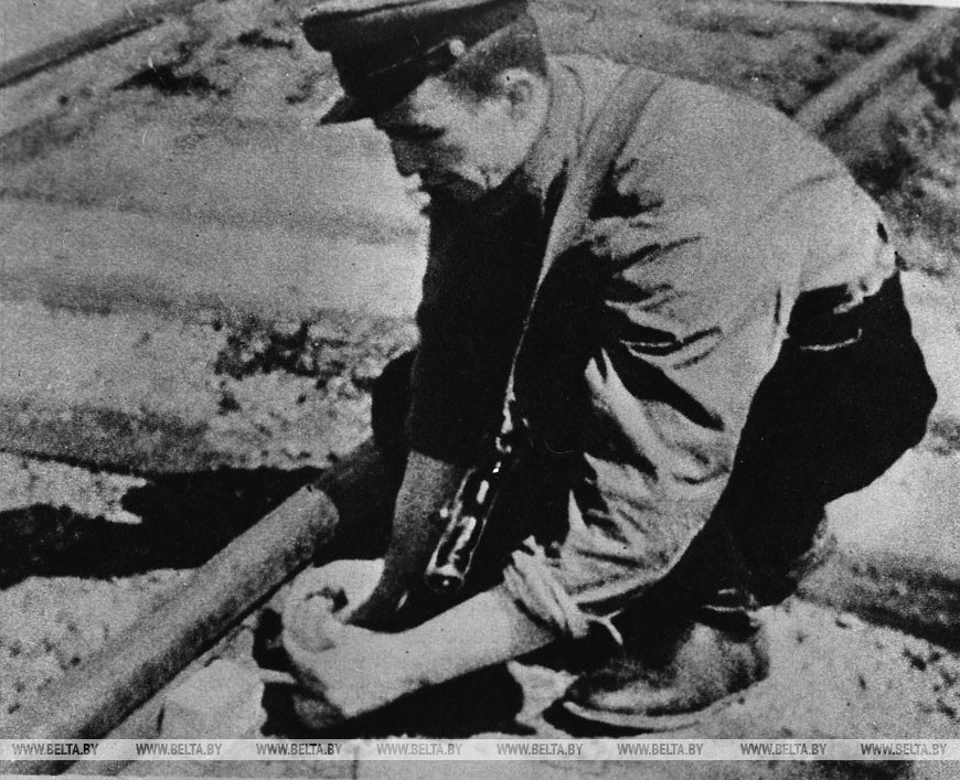 Партизан-подрывник минирует железную дорогу, 1943 год
