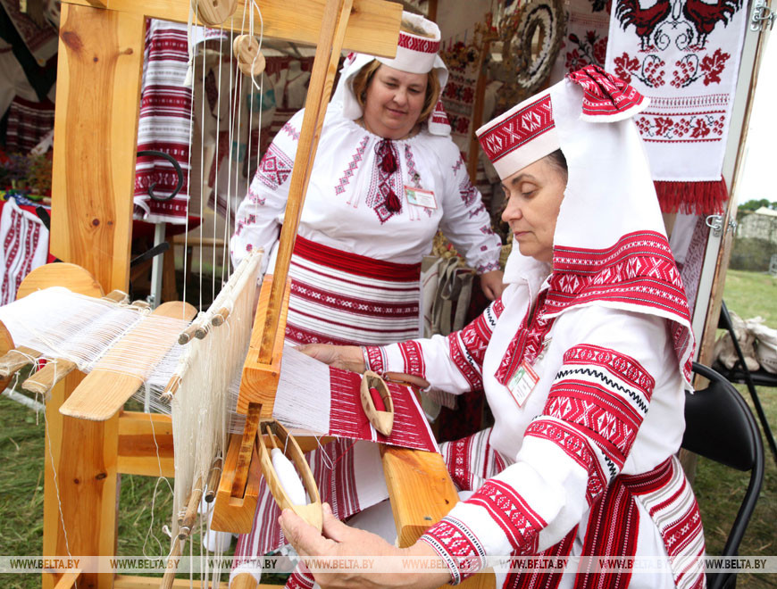 Ткач Валентина Струнец из Малориты на празднике в Александрии, 2017 год