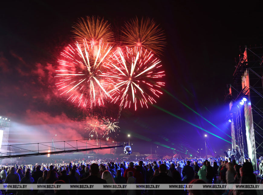 Красочный фейерверк украсил небо над Александрией, 2019 год
