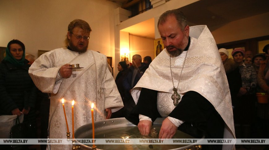 Настоятель Свято-Борисо-Глебской Коложской церкви протоиерей Александр Болонников совершает чин освящения воды