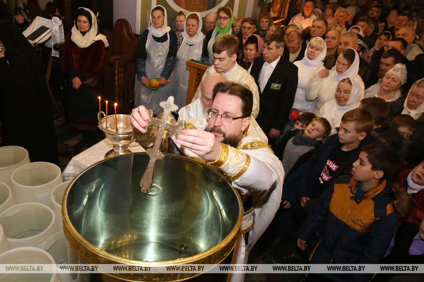 Иерей Вячеслав Шеститко проводит чин освящения воды в Гродненском Свято-Рождество Богородичном женском монастыре