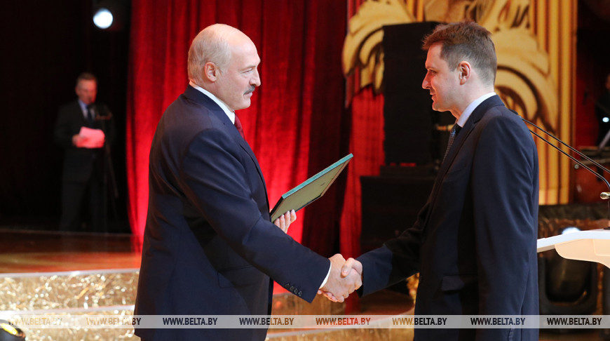 Александр Лукашенко вручает Благодарность Президента Сергею Адерихо